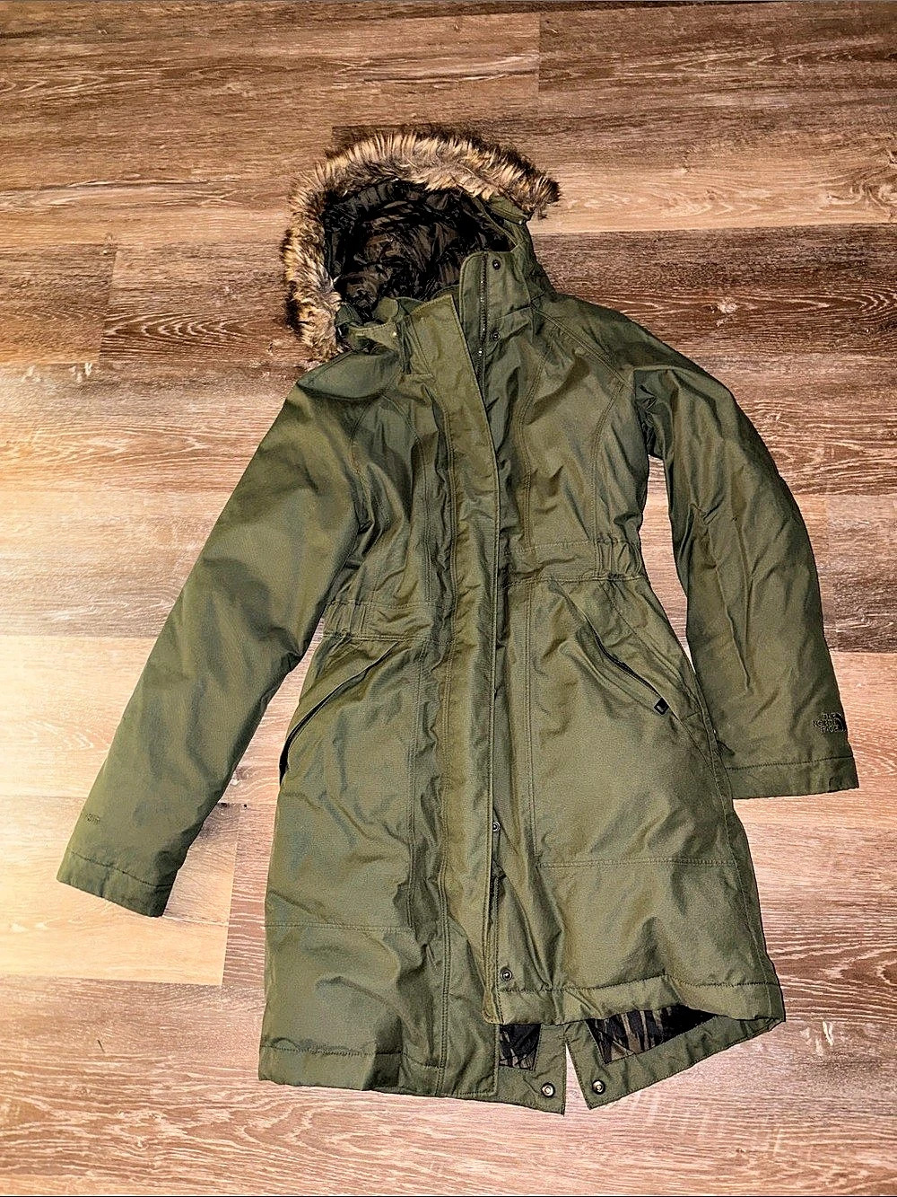 The North Face New Dealio Down Parka Women's Hooded Puffer Coat in Green Like